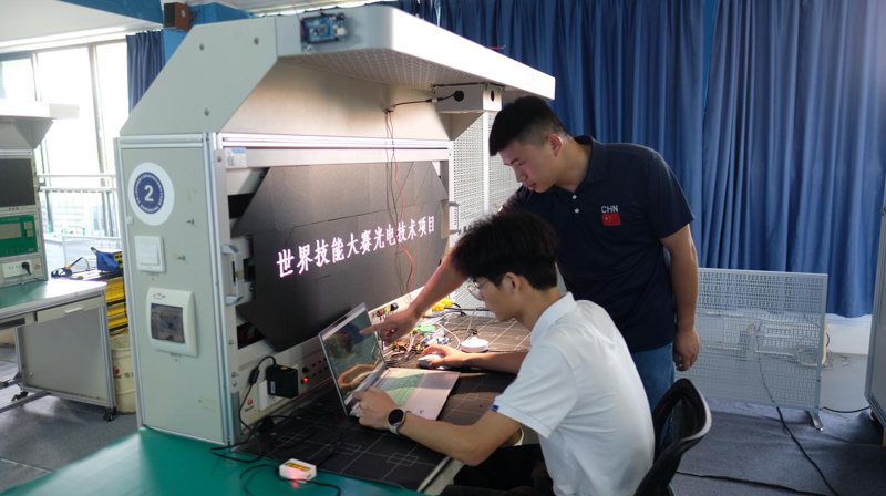 光学元件：科技之眼的精密打磨